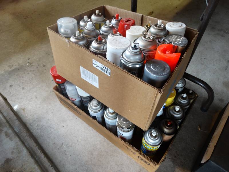 lot 17157 image: Lot of spray paints.