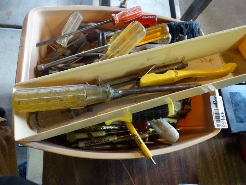 lot 17158 image: Large lot of various screw drivers.