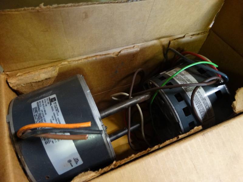 lot 17172 image: 2 Small motors.