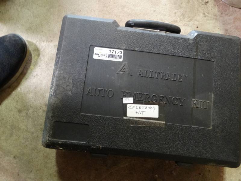 lot 17173 image: Emergency car kit.