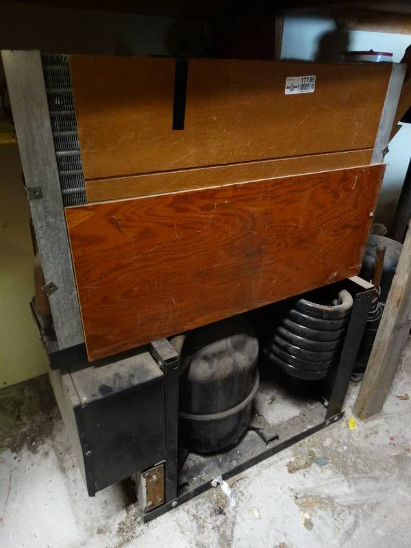 lot 17185 image: Geniral electric refrigeration unit.