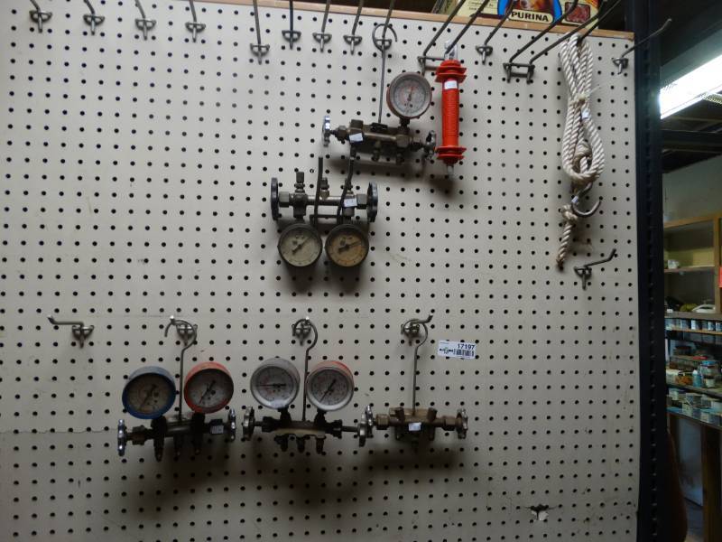 lot 17197 image: Lot of various gagues.