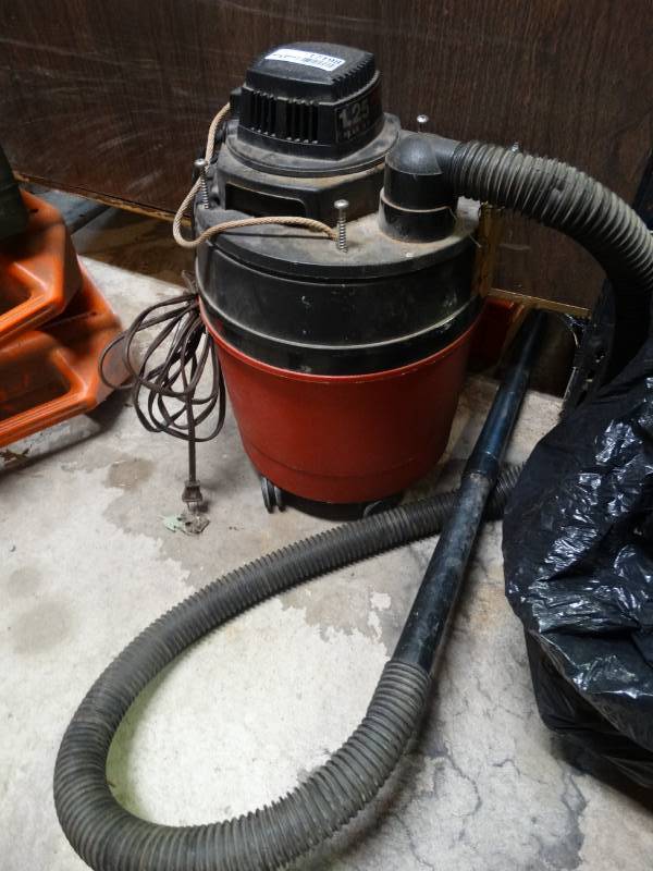 lot 17198 image: 1.25 shop vac.
