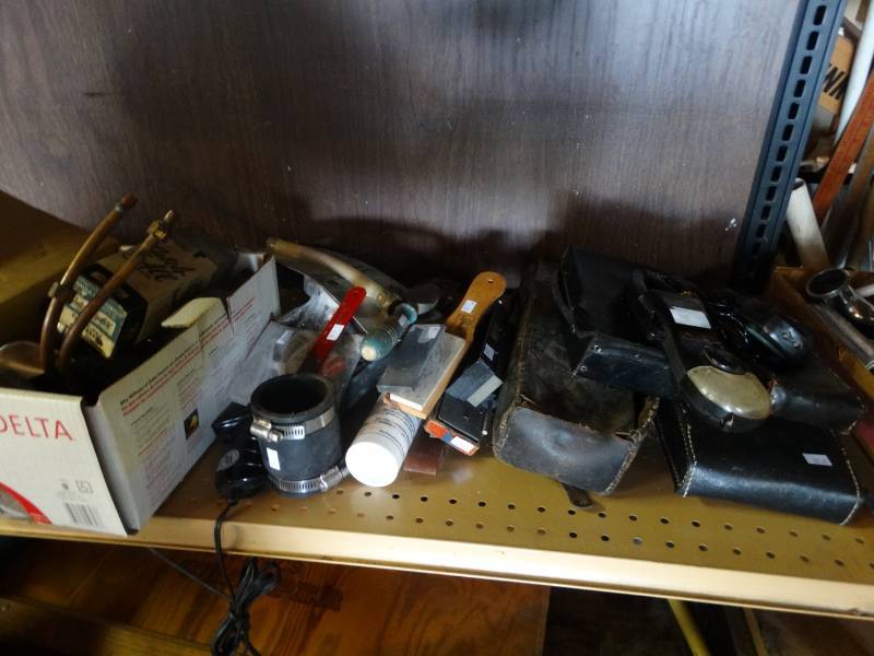 lot 17208 image: Lot of boxknifes, cases, wire & more.