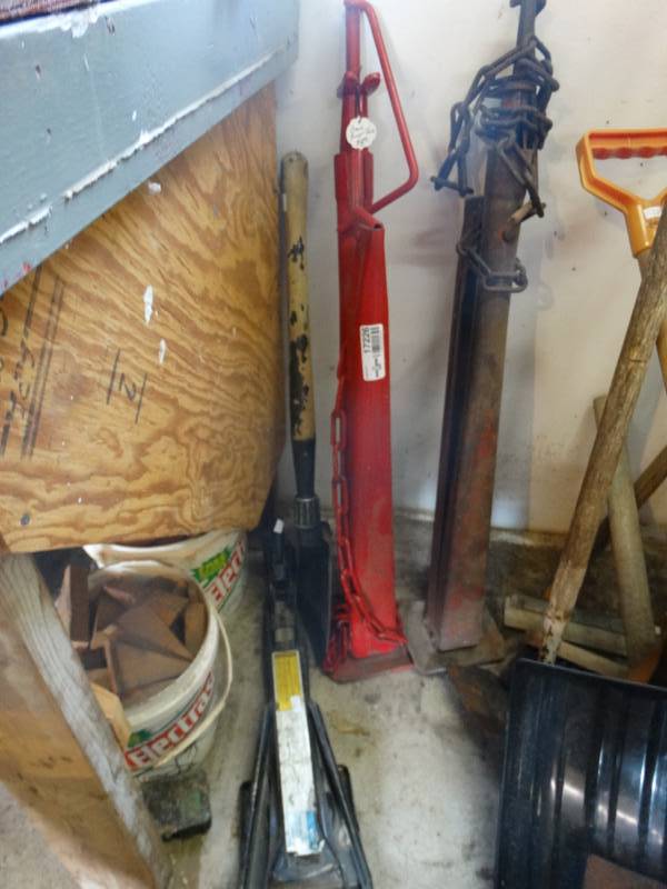 lot 17226 image: Crank bumper jack.