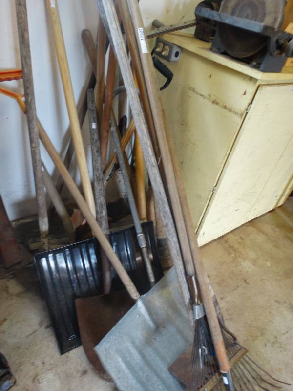 lot 17227 image: Lot of long handle yard tools.