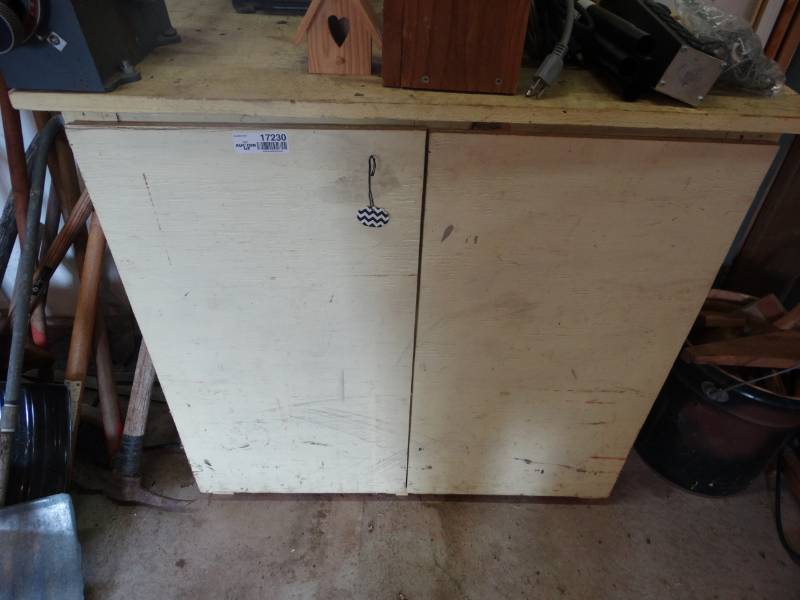 lot 17230 image: Wooden cabinet.