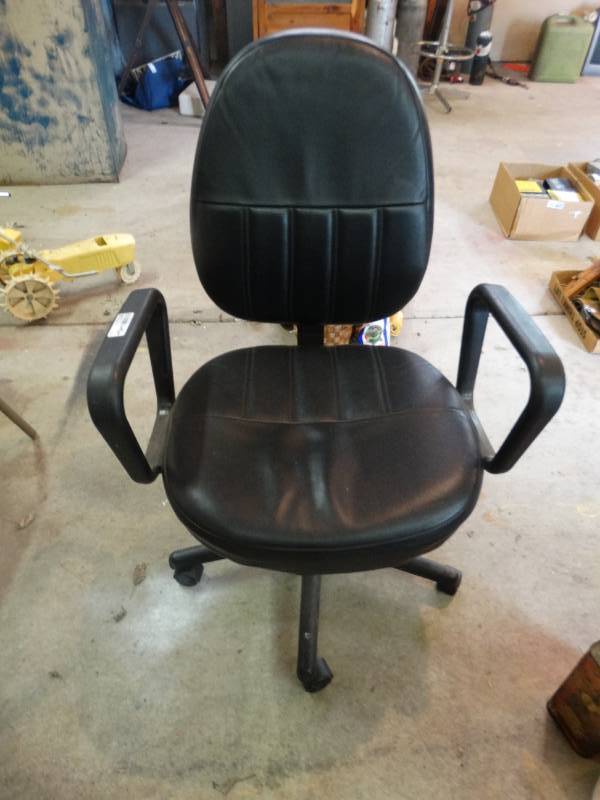 lot 17238 image: Office chair.