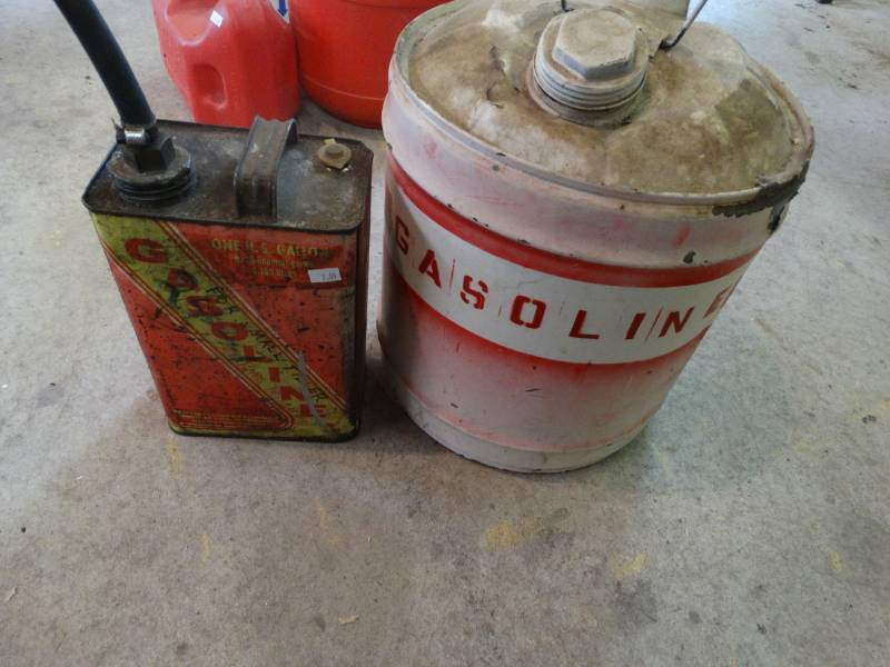 lot 17239 image: 2 Metal gass cans.