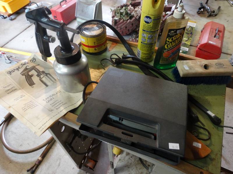 lot 17249 image: Sandblast gun, duck decor, weller drimmel tool & more.