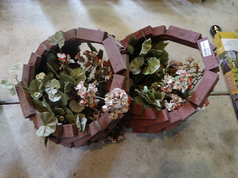 lot 17255 image: 2 Hanging flower pots.