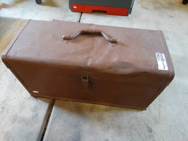 lot 17260 image: 2 Metal tool boxes.