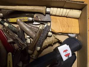 lot 1540 image: ONE LOT OF MISC POCKET KNIVES......................DR