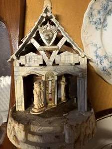 lot 1567 image: MISC VINTAGE DECOR..................................DR