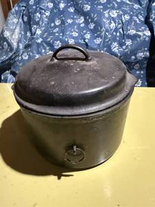 lot 1167 image: FAVORITE NO.9 CAST IRON DUTCH OVEN LID #9...............GAR