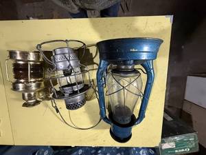 lot 1369 image: KEROSENE LIGHTSDECANTOR 3....................GAR