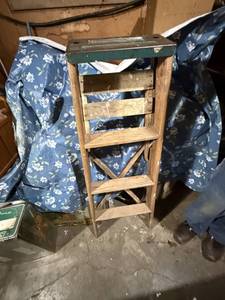 lot 1370 image: 4 WOODEN VINTAGE STEP LADDER...........................GAR