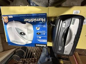 lot 1382 image: PAPER SHREDDER & NEW HUMIDIFIER...........................GAR