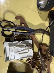 lot 1390 image: VINTAGE TOOLS RADIO MISC............GAR