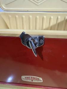 lot 1398 image: VINTAGE THERMOS ICE CHEST........................GAR