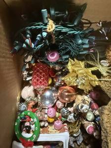 lot 1447 image: VINTAGE CHRISTMAS ORNAMENTSHEATLAMPBLUE METAL BOX.....................GAR
