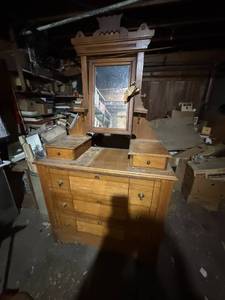 lot 1470 image: Antique dresser with mirror - GAR