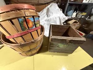 lot 1473 image: Wood antique box, fruit baskets - GAR