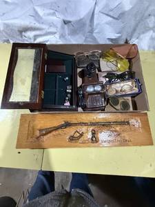 lot 1477 image: Spectacles, thimbles, misc. -- GAR