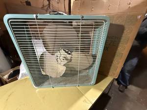 lot 1481 image: Vintage 20 Breeze Box fan (metal) - GAR