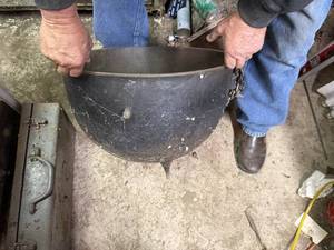 lot 1163 image: CAST IRON POT - 20 WCHAIN , GOOD SHAPE..........SHOP