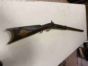 lot 1170 image: ANTIQUE KENTUCKY LONG PERCUSSION RIFLE W FIXED SIGHTS