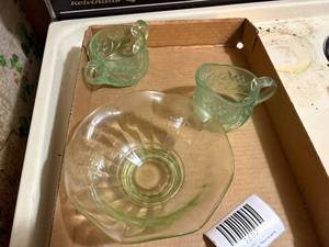 lot 1602 image: URANIUM DEPRESSION GLASS SUGAR AND CREAMER SET ...................KCHN