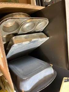 lot 1603 image: BAKING PANS 9X13MUFFINCOOKIE SHEETS.........................KCHN