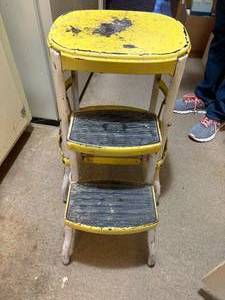 lot 1605 image: YELLOW COSTCO KITCHEN STEP STOOL.............................KCHN