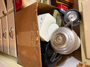 lot 1607 image: BOX OF MISC, TOASTER, OLD COFFEE POT, BLENDER,  MINI COFFEE POT.........................KTCH