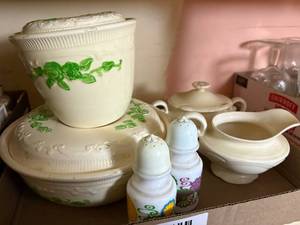 lot 1624 image: OVEN SERVE DISHES, HOMER LAUGHLIN, CREAM AND SUGAR SET......KTCH