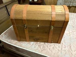 lot 1631 image: Wood storage trunk -- NBD