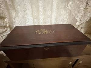 lot 1637 image: Vintage music box -- NBD
