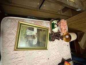 lot 1639 image: Painting, vintage lamp, light & clock -- NBD