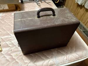 lot 1646 image: Antique Singer sewing machine in portable case - NBD