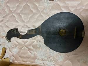 lot 1654 image: Small guitar, Antique Very interesting -- NBD