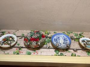 lot 1657 image: 4 decor plates with wall rack -- KCHN
