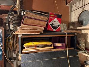 lot 1713 image: Small engine repair manuals and case -- SSH