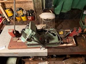 lot 1714 image: Nelson 100-B chain professional chain saw sharpener (mounted with accessories) -- SSH