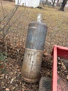 lot 1749 image: 100 # propane bottle -- BY