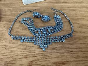 lot 1814 image: Costume Jewelry Set