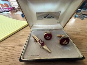 lot 1823 image: MASONIC TEMPLE TIE CLIP & CUFF LINKS