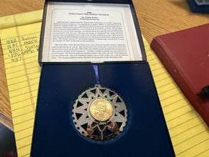 lot 1837 image: 2000 US MINT HOLIDAY ORNAMENT GOLDEN DOLLAR SACAGAWEA COIN