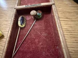 lot 1845 image: VINTAGE HAT PINS & WOOD BOX