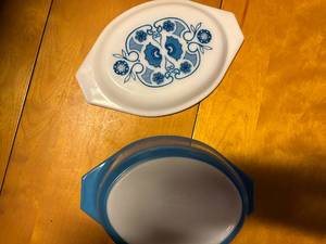 lot 1544 image: BLUEWHITE PYREX BOWL WITH LID................DR